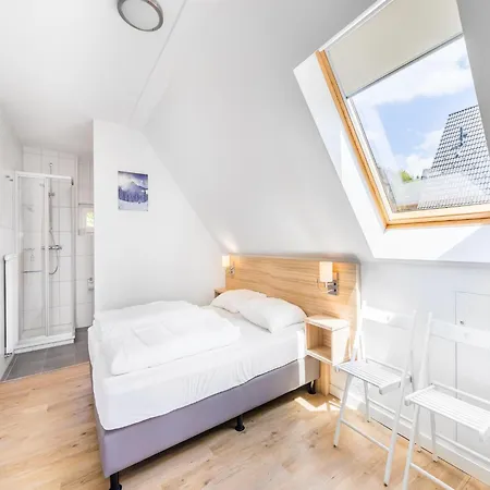 Spacious, Modern Apartment, Ten Minutes Walk From The Centre
