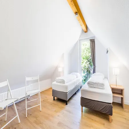 Spacious, Modern Apartment, Ten Minutes Walk From The Centre *